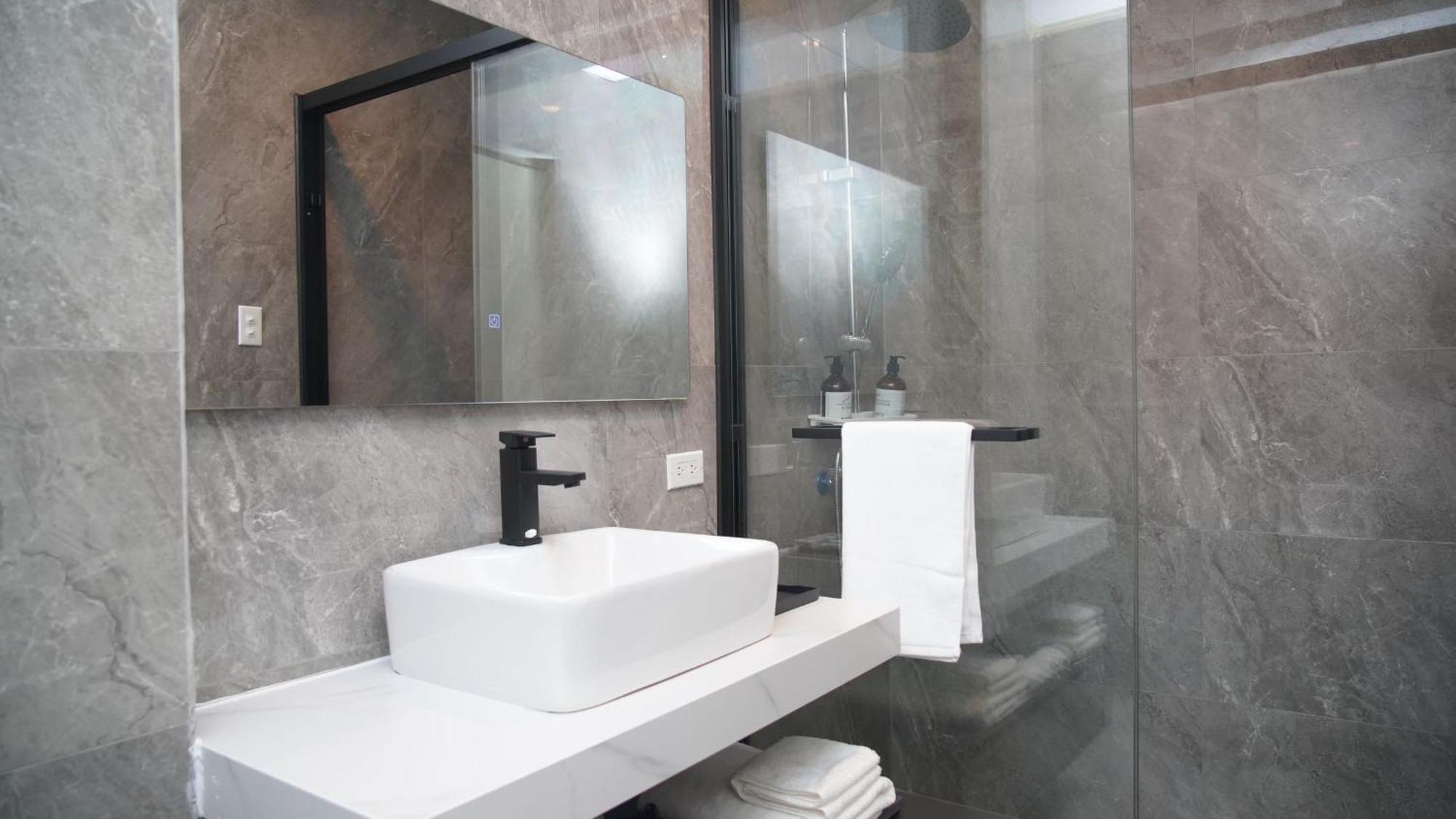 גרפאן Water Bay Hotel Saipan מראה חיצוני תמונה